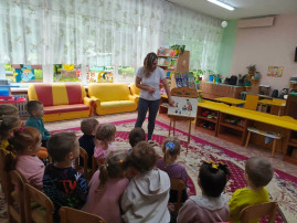 Дети отмечают Международный день собак Дети отмечают Международный день собак.